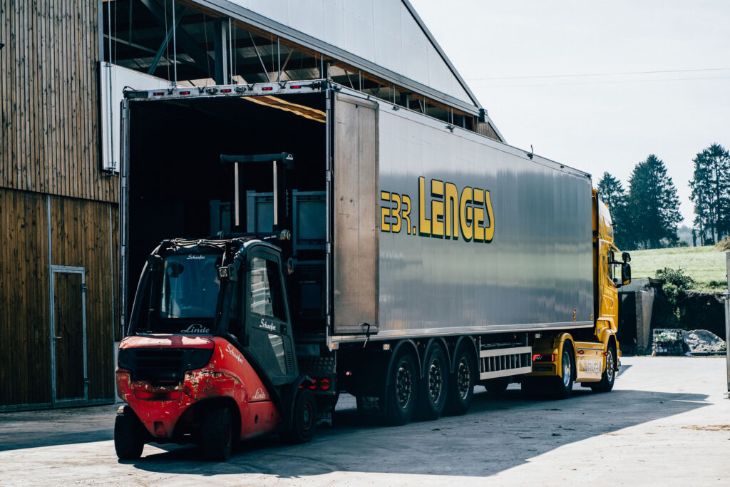 Camion de Gebrüder Lenges transportant des déchets organiques pour la biométhanisation et la production d'énergie